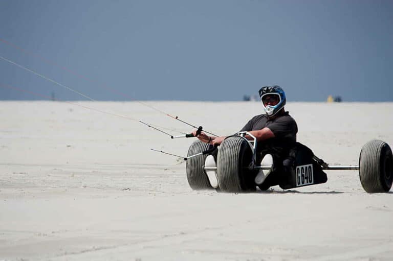 Mehr über den Artikel erfahren Kitebuggy fahren – Baggy am Strand von Borkum fahren