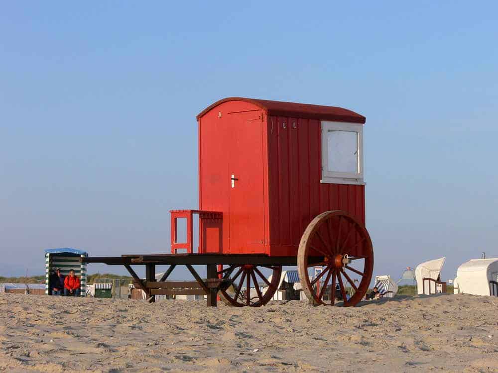 Rote Badekarre am Strand von Borkum