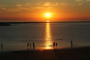 Mehr über den Artikel erfahren Sonnenuntergang am Borkumer Strand genießen