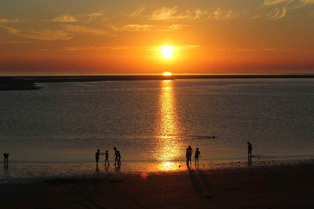 Du betrachtest gerade Sonnenuntergang am Borkumer Strand genießen