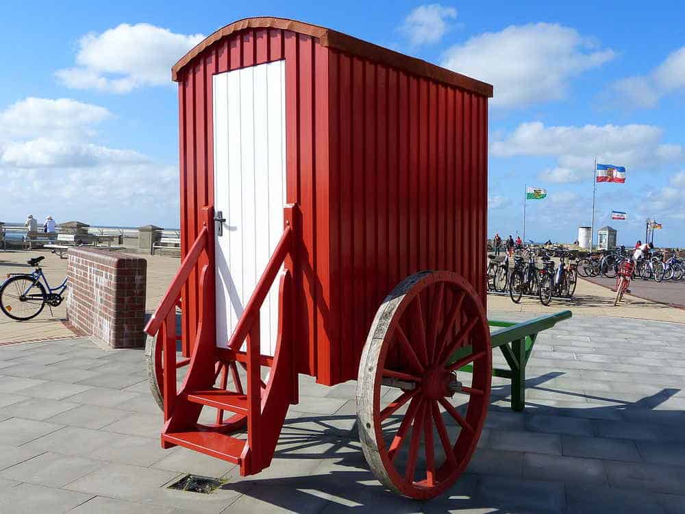 Roter Badekarren mit weißer Tür am Strand von Borkum